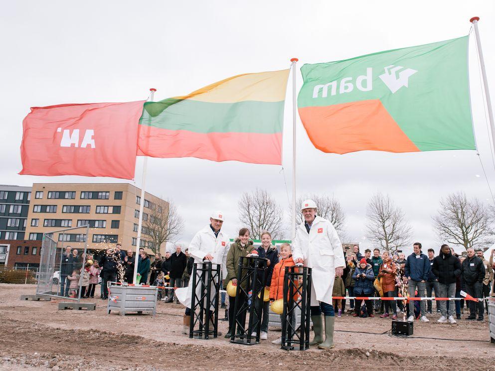 Gemeente Hillegom en AM vieren startsein van 45 nul-op-de-meterwoningen in Elzenhof
