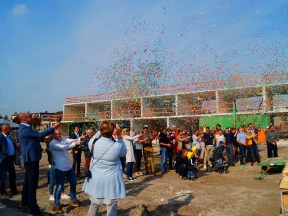 Feestelijke handeling door toekomstige bewoners Het Koetsiershof in Sassenheim