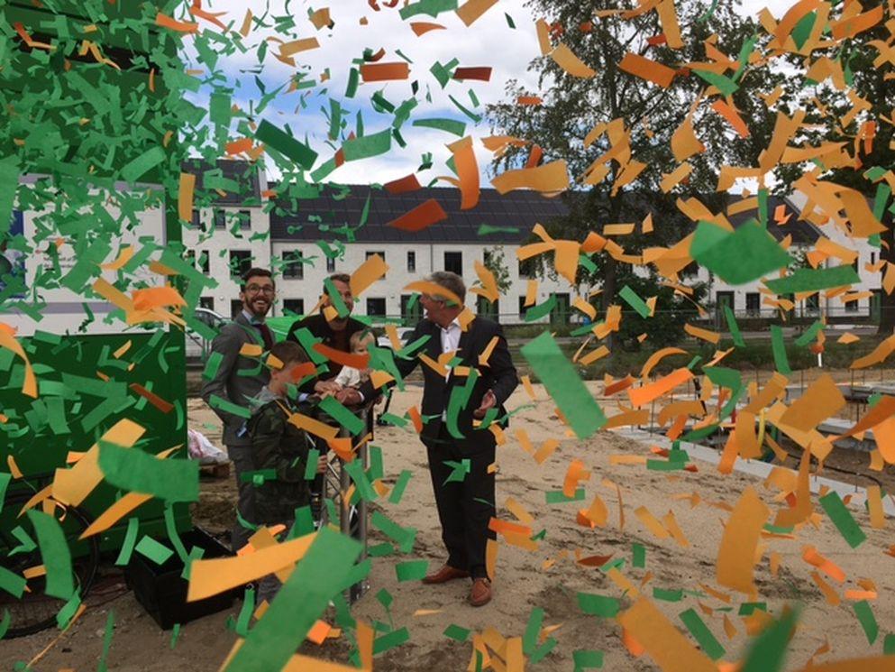 Toekomstige bewoners, gemeente Hilversum en BAM Wonen geven feestelijk startsein bouw Bergh & Boszicht