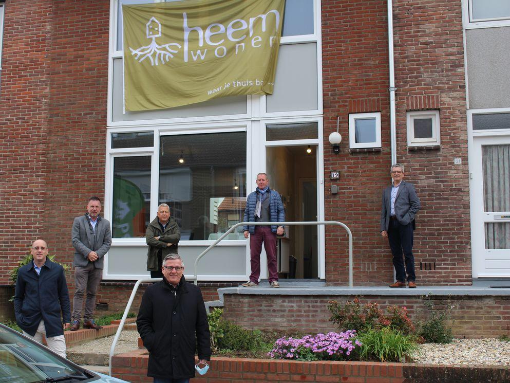 Wethouders op bezoek in duurzame modelwoning Lauradorp