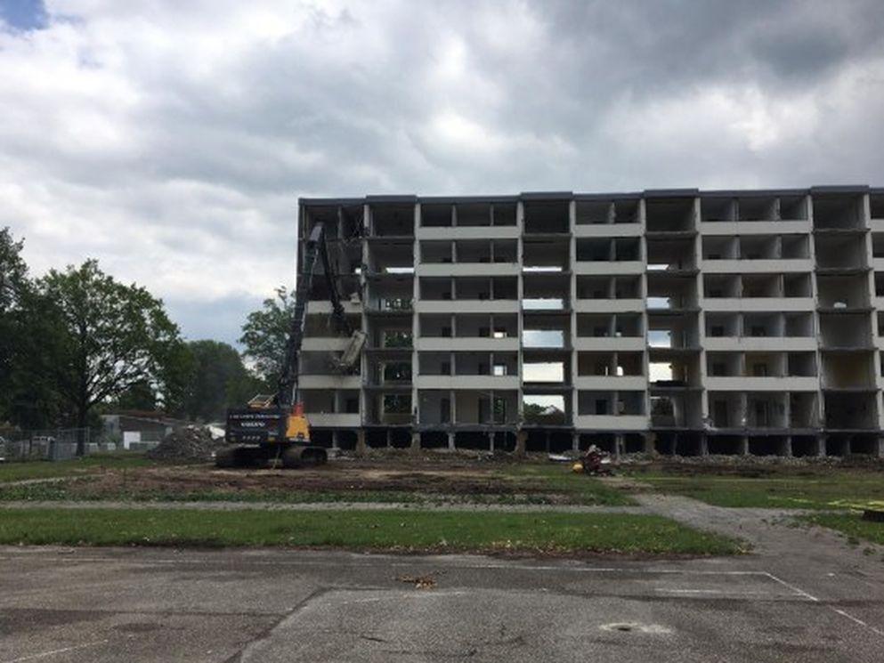 Sloop eerste Bloemenoordflat in Waalwijk Cascade en BAM Wonen