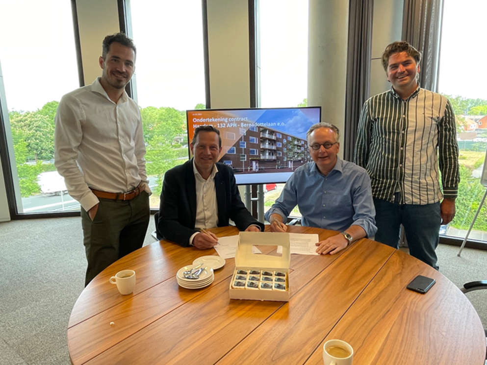 ondertekening met Pré Wonen verduurzaming Haarlem