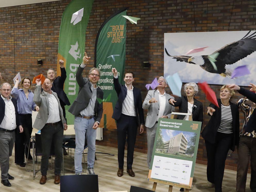 Met de ondertekening trappen BAM en de gezamenlijke corporaties de Bouwstroom Oost-samenwerking af. 