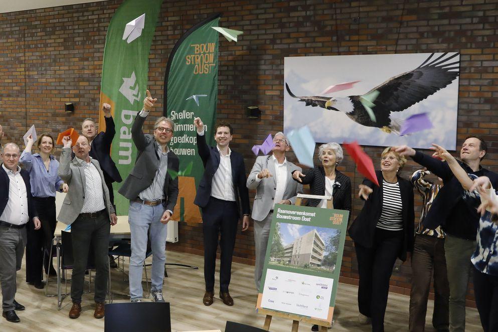 Met de ondertekening trappen BAM en de gezamenlijke corporaties de Bouwstroom Oost-samenwerking af. 